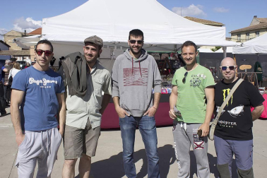 El Ayuntamiento de Mendavia en colaboración con la local Sociedad de cazadores La Vega y la Federación Navarra de este deporte organizó el domingo 29 de mayo el Día del cazador navarro. Exhibiciones de diferentes tipos de caza, muestra de perros, carreras, feria de artesanía y una comida popular fueron los actos que amenizaron la jornada.