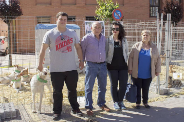 El Ayuntamiento de Mendavia en colaboración con la local Sociedad de cazadores La Vega y la Federación Navarra de este deporte organizó el domingo 29 de mayo el Día del cazador navarro. Exhibiciones de diferentes tipos de caza, muestra de perros, carreras, feria de artesanía y una comida popular fueron los actos que amenizaron la jornada.