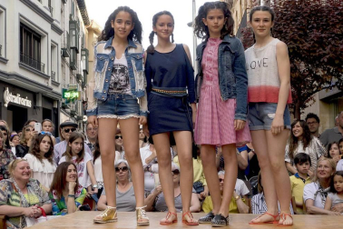 El 27 de mayo Avelino Moda celebró su 30 aniversario con un desfile en la céntrica calle Gaztambide para que todo el mundo pudiera ver en la pasarela a jóvenes tudelanos presentando la temporada primavera verano 2016 de la tienda. Tras el desfile, photocall con sus clientes y amigos en el bar de moda Lupita donde continuaron la fiesta.