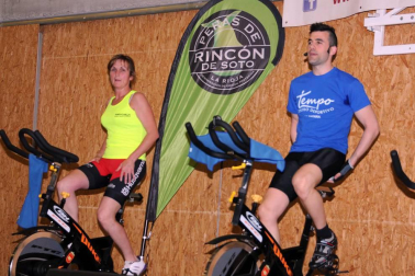 El polideportivo municipal acogió la cuarta edición del Maratón solidario de spinning Villa de Andosilla, que se celebró el sábado 28 de mayo. Más de 60 deportistas participaron en la cita deportiva y solidaria, para la que se organizaron cuatro sesiones con monitores llegados de diferentes localidades. Durante el evento se recaudaron fondos para la Asociación Navarra contra el Cáncer.