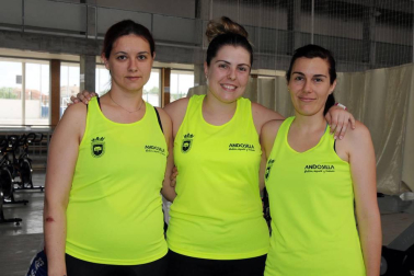 El polideportivo municipal acogió la cuarta edición del Maratón solidario de spinning Villa de Andosilla, que se celebró el sábado 28 de mayo. Más de 60 deportistas participaron en la cita deportiva y solidaria, para la que se organizaron cuatro sesiones con monitores llegados de diferentes localidades. Durante el evento se recaudaron fondos para la Asociación Navarra contra el Cáncer.