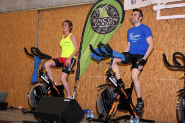 El polideportivo municipal acogió la cuarta edición del Maratón solidario de spinning Villa de Andosilla, que se celebró el sábado 28 de mayo. Más de 60 deportistas participaron en la cita deportiva y solidaria, para la que se organizaron cuatro sesiones con monitores llegados de diferentes localidades. Durante el evento se recaudaron fondos para la Asociación Navarra contra el Cáncer.