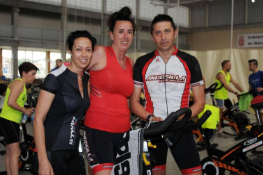 El polideportivo municipal acogió la cuarta edición del Maratón solidario de spinning Villa de Andosilla, que se celebró el sábado 28 de mayo. Más de 60 deportistas participaron en la cita deportiva y solidaria, para la que se organizaron cuatro sesiones con monitores llegados de diferentes localidades. Durante el evento se recaudaron fondos para la Asociación Navarra contra el Cáncer.