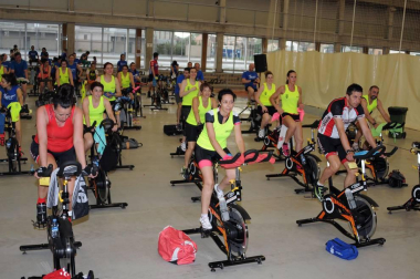 El polideportivo municipal acogió la cuarta edición del Maratón solidario de spinning Villa de Andosilla, que se celebró el sábado 28 de mayo. Más de 60 deportistas participaron en la cita deportiva y solidaria, para la que se organizaron cuatro sesiones con monitores llegados de diferentes localidades. Durante el evento se recaudaron fondos para la Asociación Navarra contra el Cáncer.