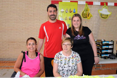 El polideportivo municipal acogió la cuarta edición del Maratón solidario de spinning Villa de Andosilla, que se celebró el sábado 28 de mayo. Más de 60 deportistas participaron en la cita deportiva y solidaria, para la que se organizaron cuatro sesiones con monitores llegados de diferentes localidades. Durante el evento se recaudaron fondos para la Asociación Navarra contra el Cáncer.
