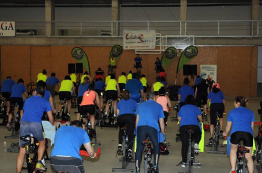 El polideportivo municipal acogió la cuarta edición del Maratón solidario de spinning Villa de Andosilla, que se celebró el sábado 28 de mayo. Más de 60 deportistas participaron en la cita deportiva y solidaria, para la que se organizaron cuatro sesiones con monitores llegados de diferentes localidades. Durante el evento se recaudaron fondos para la Asociación Navarra contra el Cáncer.