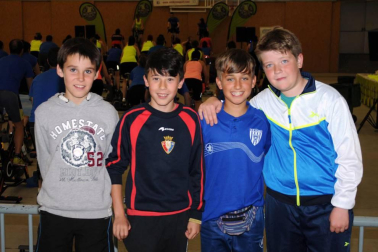 El polideportivo municipal acogió la cuarta edición del Maratón solidario de spinning Villa de Andosilla, que se celebró el sábado 28 de mayo. Más de 60 deportistas participaron en la cita deportiva y solidaria, para la que se organizaron cuatro sesiones con monitores llegados de diferentes localidades. Durante el evento se recaudaron fondos para la Asociación Navarra contra el Cáncer.