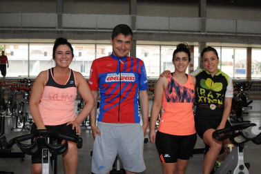 El polideportivo municipal acogió la cuarta edición del Maratón solidario de spinning Villa de Andosilla, que se celebró el sábado 28 de mayo. Más de 60 deportistas participaron en la cita deportiva y solidaria, para la que se organizaron cuatro sesiones con monitores llegados de diferentes localidades. Durante el evento se recaudaron fondos para la Asociación Navarra contra el Cáncer.