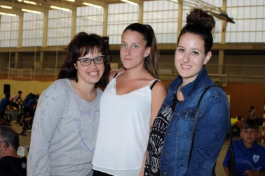 El polideportivo municipal acogió la cuarta edición del Maratón solidario de spinning Villa de Andosilla, que se celebró el sábado 28 de mayo. Más de 60 deportistas participaron en la cita deportiva y solidaria, para la que se organizaron cuatro sesiones con monitores llegados de diferentes localidades. Durante el evento se recaudaron fondos para la Asociación Navarra contra el Cáncer.