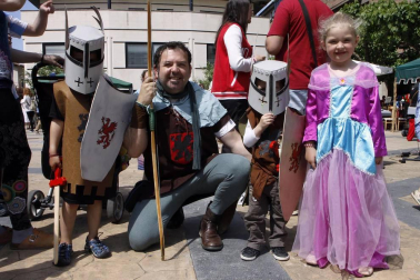 Huarte ha querido recordar y convertir en fiesta su fundación como villa allá por el año 1090 con una gran fiesta medieval en la que se ha involucrado todo el pueblo. Una serie de charlas históricas y la presentación de un libro de fotografía sobre Huarte habían servido de prólogo en las semanas anteriores. Pero fue el sábado 28 de mayo cuando los huartearras sacaron sus trajes del medievo a la calle y llenaron de actividades y buen ambiente la jornada.