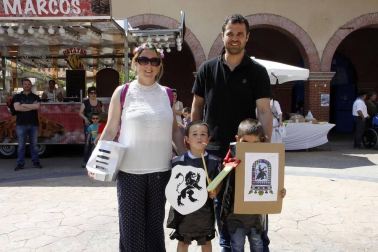 Huarte ha querido recordar y convertir en fiesta su fundación como villa allá por el año 1090 con una gran fiesta medieval en la que se ha involucrado todo el pueblo. Una serie de charlas históricas y la presentación de un libro de fotografía sobre Huarte habían servido de prólogo en las semanas anteriores. Pero fue el sábado 28 de mayo cuando los huartearras sacaron sus trajes del medievo a la calle y llenaron de actividades y buen ambiente la jornada.