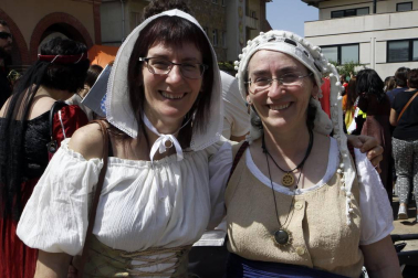 Huarte ha querido recordar y convertir en fiesta su fundación como villa allá por el año 1090 con una gran fiesta medieval en la que se ha involucrado todo el pueblo. Una serie de charlas históricas y la presentación de un libro de fotografía sobre Huarte habían servido de prólogo en las semanas anteriores. Pero fue el sábado 28 de mayo cuando los huartearras sacaron sus trajes del medievo a la calle y llenaron de actividades y buen ambiente la jornada.