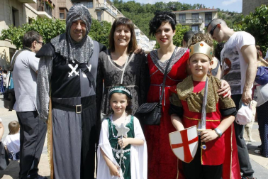Huarte ha querido recordar y convertir en fiesta su fundación como villa allá por el año 1090 con una gran fiesta medieval en la que se ha involucrado todo el pueblo. Una serie de charlas históricas y la presentación de un libro de fotografía sobre Huarte habían servido de prólogo en las semanas anteriores. Pero fue el sábado 28 de mayo cuando los huartearras sacaron sus trajes del medievo a la calle y llenaron de actividades y buen ambiente la jornada.