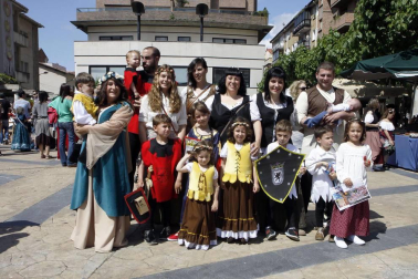 Huarte ha querido recordar y convertir en fiesta su fundación como villa allá por el año 1090 con una gran fiesta medieval en la que se ha involucrado todo el pueblo. Una serie de charlas históricas y la presentación de un libro de fotografía sobre Huarte habían servido de prólogo en las semanas anteriores. Pero fue el sábado 28 de mayo cuando los huartearras sacaron sus trajes del medievo a la calle y llenaron de actividades y buen ambiente la jornada.