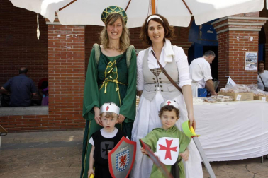 Huarte ha querido recordar y convertir en fiesta su fundación como villa allá por el año 1090 con una gran fiesta medieval en la que se ha involucrado todo el pueblo. Una serie de charlas históricas y la presentación de un libro de fotografía sobre Huarte habían servido de prólogo en las semanas anteriores. Pero fue el sábado 28 de mayo cuando los huartearras sacaron sus trajes del medievo a la calle y llenaron de actividades y buen ambiente la jornada.