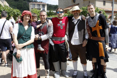 Huarte ha querido recordar y convertir en fiesta su fundación como villa allá por el año 1090 con una gran fiesta medieval en la que se ha involucrado todo el pueblo. Una serie de charlas históricas y la presentación de un libro de fotografía sobre Huarte habían servido de prólogo en las semanas anteriores. Pero fue el sábado 28 de mayo cuando los huartearras sacaron sus trajes del medievo a la calle y llenaron de actividades y buen ambiente la jornada.
