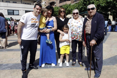 Huarte ha querido recordar y convertir en fiesta su fundación como villa allá por el año 1090 con una gran fiesta medieval en la que se ha involucrado todo el pueblo. Una serie de charlas históricas y la presentación de un libro de fotografía sobre Huarte habían servido de prólogo en las semanas anteriores. Pero fue el sábado 28 de mayo cuando los huartearras sacaron sus trajes del medievo a la calle y llenaron de actividades y buen ambiente la jornada.