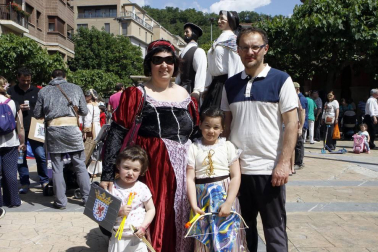 Huarte ha querido recordar y convertir en fiesta su fundación como villa allá por el año 1090 con una gran fiesta medieval en la que se ha involucrado todo el pueblo. Una serie de charlas históricas y la presentación de un libro de fotografía sobre Huarte habían servido de prólogo en las semanas anteriores. Pero fue el sábado 28 de mayo cuando los huartearras sacaron sus trajes del medievo a la calle y llenaron de actividades y buen ambiente la jornada.