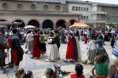 Huarte ha querido recordar y convertir en fiesta su fundación como villa allá por el año 1090 con una gran fiesta medieval en la que se ha involucrado todo el pueblo. Una serie de charlas históricas y la presentación de un libro de fotografía sobre Huarte habían servido de prólogo en las semanas anteriores. Pero fue el sábado 28 de mayo cuando los huartearras sacaron sus trajes del medievo a la calle y llenaron de actividades y buen ambiente la jornada.