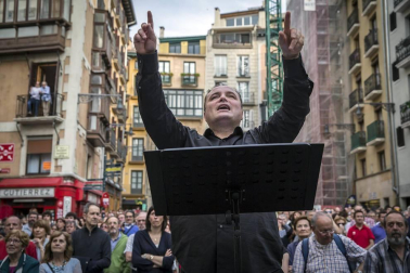 Cientos de pamploneses acudieron a la plaza del Ayuntamiento a disfrutar de un concierto de ópera desde la Casa Consistorial.