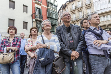 Cientos de pamploneses acudieron a la plaza del Ayuntamiento a disfrutar de un concierto de ópera desde la Casa Consistorial.