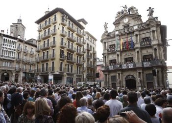 Cientos de pamploneses acudieron a la plaza del Ayuntamiento a disfrutar de un concierto de ópera desde la Casa Consistorial.