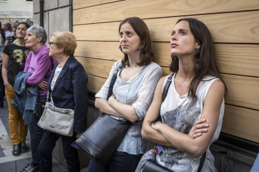 Cientos de pamploneses acudieron a la plaza del Ayuntamiento a disfrutar de un concierto de ópera desde la Casa Consistorial.