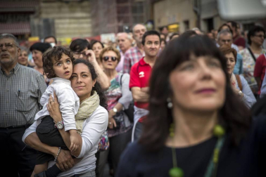 Cientos de pamploneses acudieron a la plaza del Ayuntamiento a disfrutar de un concierto de ópera desde la Casa Consistorial.