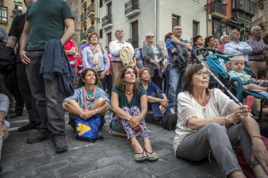 Cientos de pamploneses acudieron a la plaza del Ayuntamiento a disfrutar de un concierto de ópera desde la Casa Consistorial.