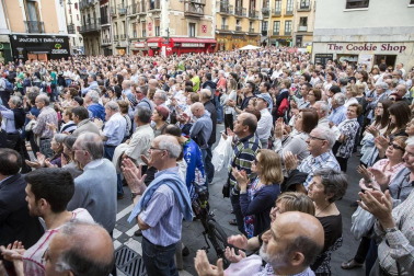 Cientos de pamploneses acudieron a la plaza del Ayuntamiento a disfrutar de un concierto de ópera desde la Casa Consistorial.