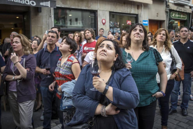 Cientos de pamploneses acudieron a la plaza del Ayuntamiento a disfrutar de un concierto de ópera desde la Casa Consistorial.