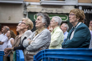 Cientos de pamploneses acudieron a la plaza del Ayuntamiento a disfrutar de un concierto de ópera desde la Casa Consistorial.
