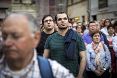 Cientos de pamploneses acudieron a la plaza del Ayuntamiento a disfrutar de un concierto de ópera desde la Casa Consistorial.
