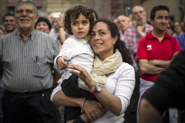 Cientos de pamploneses acudieron a la plaza del Ayuntamiento a disfrutar de un concierto de ópera desde la Casa Consistorial.