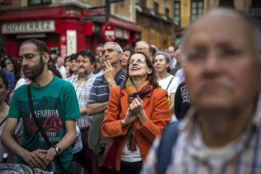 Cientos de pamploneses acudieron a la plaza del Ayuntamiento a disfrutar de un concierto de ópera desde la Casa Consistorial.