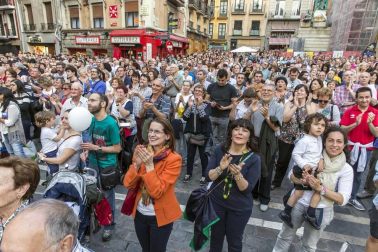 Cientos de pamploneses acudieron a la plaza del Ayuntamiento a disfrutar de un concierto de ópera desde la Casa Consistorial.
