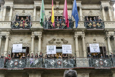 Cientos de pamploneses acudieron a la plaza del Ayuntamiento a disfrutar de un concierto de ópera desde la Casa Consistorial.