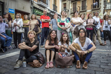 Cientos de pamploneses acudieron a la plaza del Ayuntamiento a disfrutar de un concierto de ópera desde la Casa Consistorial.