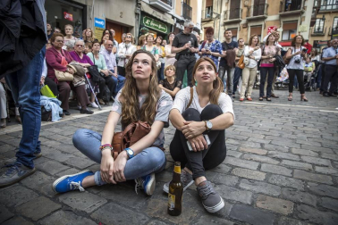 Cientos de pamploneses acudieron a la plaza del Ayuntamiento a disfrutar de un concierto de ópera desde la Casa Consistorial.