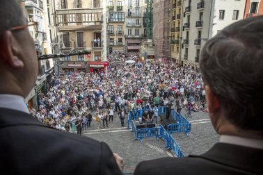 Cientos de pamploneses acudieron a la plaza del Ayuntamiento a disfrutar de un concierto de ópera desde la Casa Consistorial.