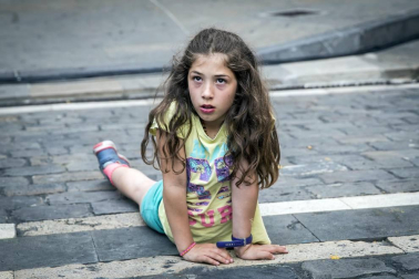 Cientos de pamploneses acudieron a la plaza del Ayuntamiento a disfrutar de un concierto de ópera desde la Casa Consistorial.