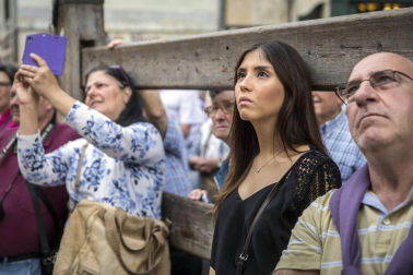 Cientos de pamploneses acudieron a la plaza del Ayuntamiento a disfrutar de un concierto de ópera desde la Casa Consistorial.