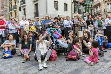 Cientos de pamploneses acudieron a la plaza del Ayuntamiento a disfrutar de un concierto de ópera desde la Casa Consistorial.
