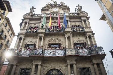 Cientos de pamploneses acudieron a la plaza del Ayuntamiento a disfrutar de un concierto de ópera desde la Casa Consistorial.