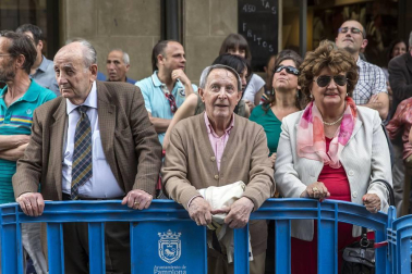 Cientos de pamploneses acudieron a la plaza del Ayuntamiento a disfrutar de un concierto de ópera desde la Casa Consistorial.
