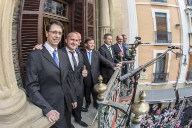 Cientos de pamploneses acudieron a la plaza del Ayuntamiento a disfrutar de un concierto de ópera desde la Casa Consistorial.