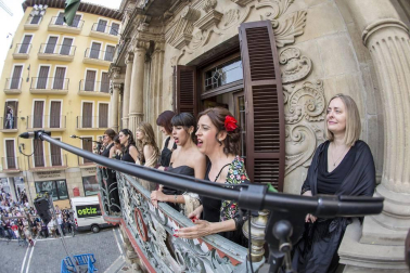 Cientos de pamploneses acudieron a la plaza del Ayuntamiento a disfrutar de un concierto de ópera desde la Casa Consistorial.