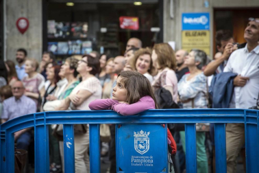 Cientos de pamploneses acudieron a la plaza del Ayuntamiento a disfrutar de un concierto de ópera desde la Casa Consistorial.