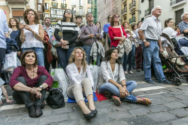 Cientos de pamploneses acudieron a la plaza del Ayuntamiento a disfrutar de un concierto de ópera desde la Casa Consistorial.