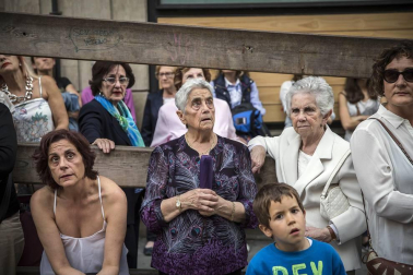 Cientos de pamploneses acudieron a la plaza del Ayuntamiento a disfrutar de un concierto de ópera desde la Casa Consistorial.